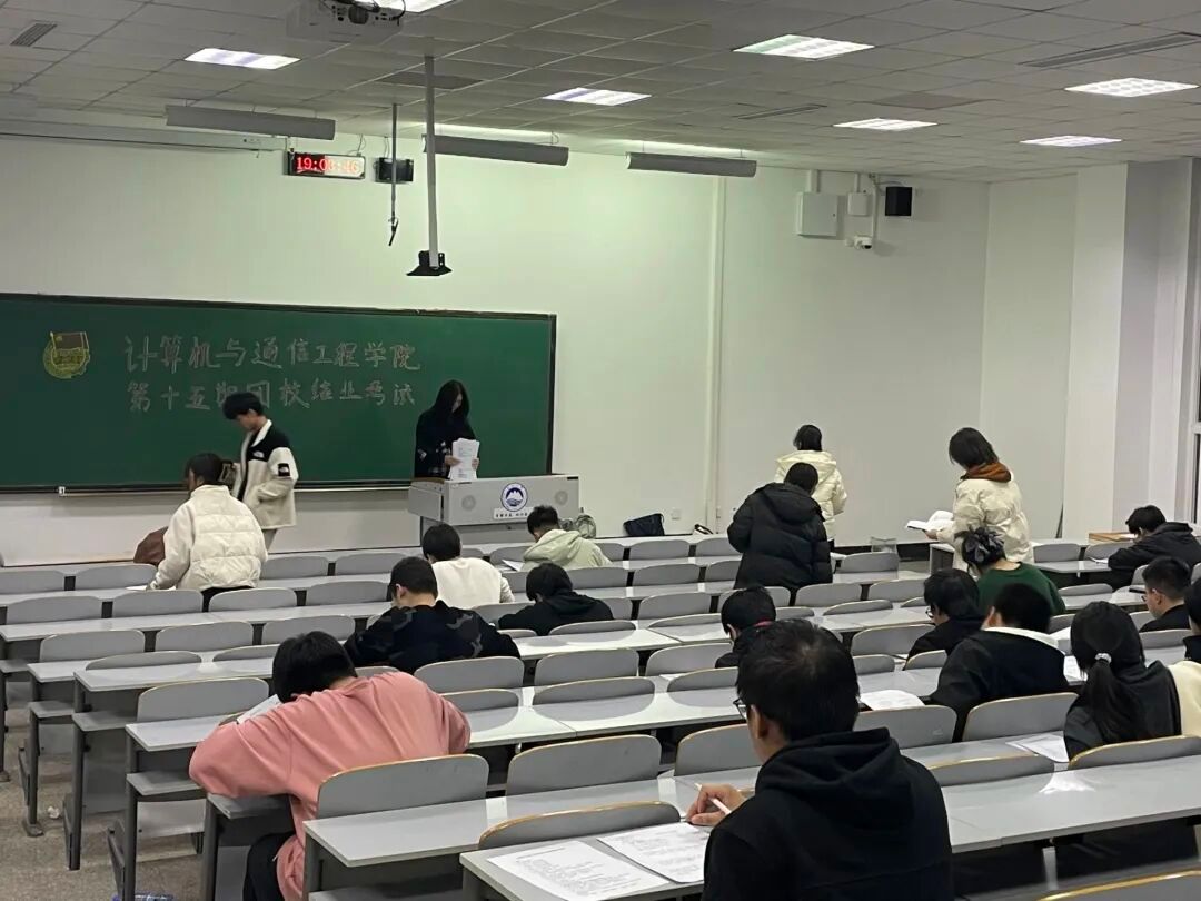 365上市公司官网举行第十五期团校结业考试